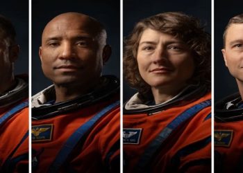 mulher e negro entre astronautas da nasa