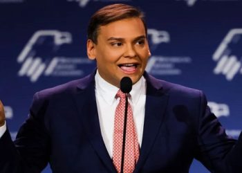 George Santos é mantido sob custódia de autoridades dos EUA; deputado responde a 13 acusações