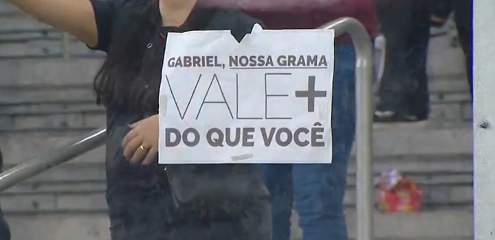 Gabigol é provocado por torcida do Athletico: "Nossa grama vale mais que você"