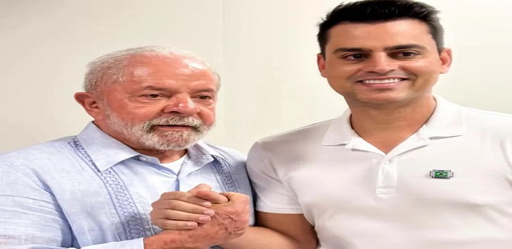 Yuri do Paredão posa com Lula