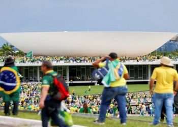 Câmara aprova urgência para projeto de anistia de 8 de janeiro e adia pautas como isenção de IR e PEC da Segurança. Especialistas veem tentativa de autoproteção e embate com o STF.