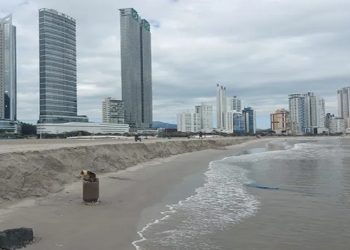 Balneário Camboriú quer conter avanço do mar após erosão marítima 'engolir' 70 metros de areia em praia alargada; entenda obra