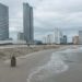 Balneário Camboriú quer conter avanço do mar após erosão marítima 'engolir' 70 metros de areia em praia alargada; entenda obra