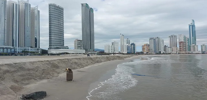 Balneário Camboriú quer conter avanço do mar após erosão marítima 'engolir' 70 metros de areia em praia alargada; entenda obra