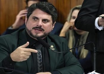 Marcos do Val foi abordado no aeroporto de Brasília por ordem do STF. Ele terá que usar tornozeleira eletrônica e entregar passaportes, após viajar aos EUA sem autorização.