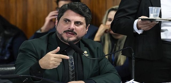 Marcos do Val foi abordado no aeroporto de Brasília por ordem do STF. Ele terá que usar tornozeleira eletrônica e entregar passaportes, após viajar aos EUA sem autorização.