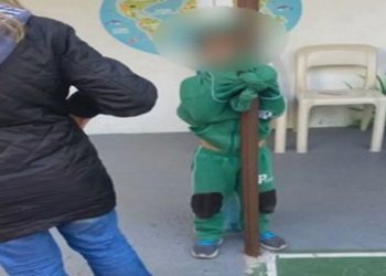 Foto mostra criança sendo humilhada por fazer xixi na roupa em escola particular de SP; polícia investiga denúncias de maus-tratos