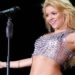 CREA-RJ vai autuar empresa após morte de trabalhador na montagem do palco do show de Shakira em Copacabana. Caso gera cobrança por segurança.