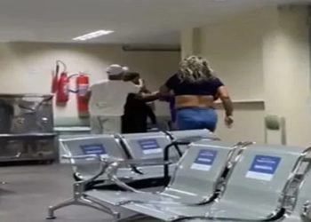 pai e filha agridem medica