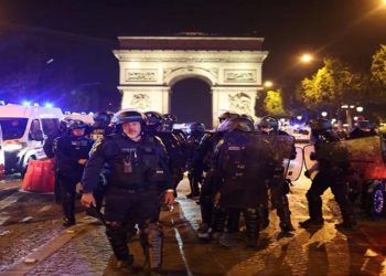 Campanha arrecada um milhão de euros para ajudar policial que matou jovem na França