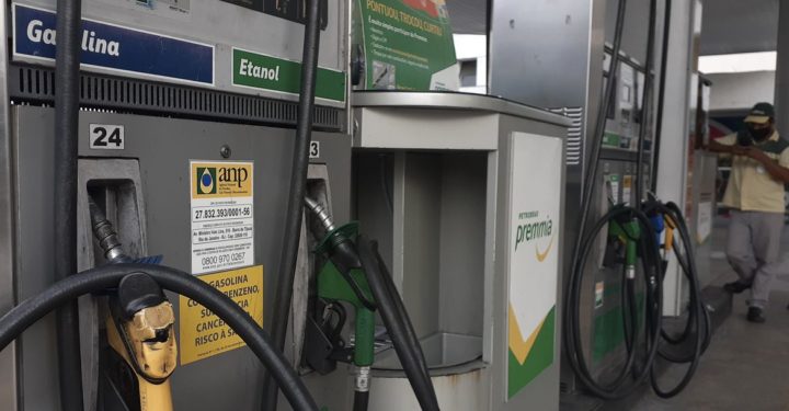 Petrobras reajusta em 12% o preço da gasolina nas refinarias a partir desta quinta-feira
