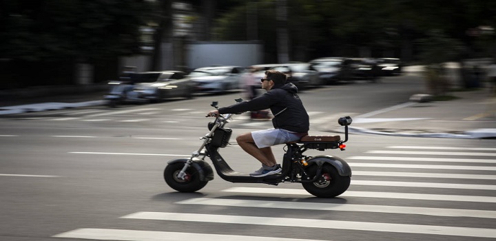 Para compartilhar esse conteúdo, por favor utilize o link https://www1.folha.uol.com.br/cotidiano/2023/06/scooter-eletrica-precisara-de-licenciamento-e-placa-define-contran.shtml ou as ferramentas oferecidas na página. Textos, fotos, artes e vídeos da Folha estão protegidos pela legislação brasileira sobre direito autoral. Não reproduza o conteúdo do jornal em qualquer meio de comunicação, eletrônico ou impresso, sem autorização da Folhapress (pesquisa@folhapress.com.br). As regras têm como objetivo proteger o investimento que a Folha faz na qualidade de seu jornalismo. Se precisa copiar trecho de texto da Folha para uso privado, por favor logue-se como assinante ou cadastrado.