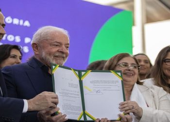 O presidente Luiz Inácio Lula da Silva sancionou, nesta segunda-feira (3), o projeto de lei que torna obrigatória a igualdade salarial entre homens e mulheres quando exercerem trabalho equivalente ou a mesma função.