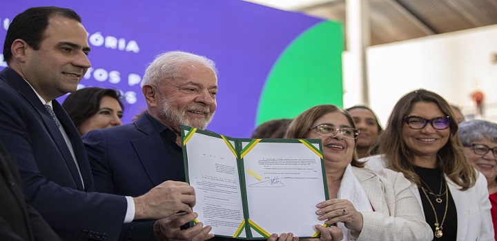 O presidente Luiz Inácio Lula da Silva sancionou, nesta segunda-feira (3), o projeto de lei que torna obrigatória a igualdade salarial entre homens e mulheres quando exercerem trabalho equivalente ou a mesma função.