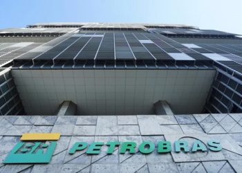 Petrobras amplia produção, redireciona vendas para a Ásia e supera metas anuais pela primeira vez em anos.