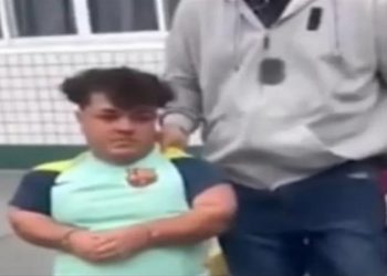 Policiais zombam de homem com nanismo suspeito de chefiar quadrilha durante prisão; vídeo