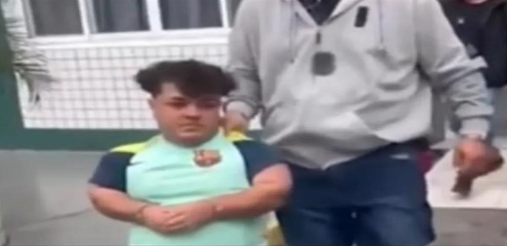 Policiais zombam de homem com nanismo suspeito de chefiar quadrilha durante prisão; vídeo