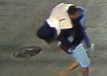 Câmeras de segurança flagram momento em que jovem é deixada na rua após show e levada por suspeito de estuprá-la
