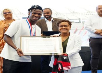 VINI JR. RECEBE, NO MARACANÃ, MEDALHA TIREADNTES DA ALERJ
