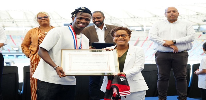 VINI JR. RECEBE, NO MARACANÃ, MEDALHA TIREADNTES DA ALERJ