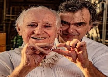 Marido de Zé Celso fala sobre incêndio: 'Segurei as duas mãos dele'