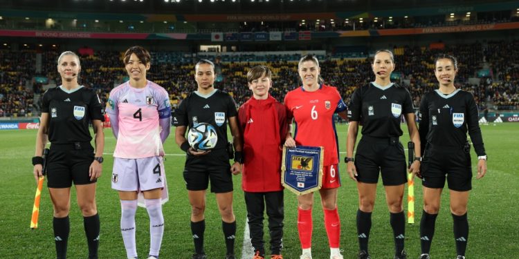 O quarteto de arbitragem formado por brasileiras que se destacou na última Copa do Mundo,.