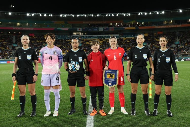 O quarteto de arbitragem formado por brasileiras que se destacou na última Copa do Mundo,.