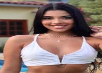 Família acusa o namorado pelo crime. O corpo de Jenifer Carvalho Paes, 19 anos, foi enterrado na tarde desta terça-feira (29). Polícia instaurou inquérito e faz diligências para localizar o autor dos disparos.