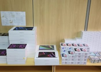 FOTOS: Operação contra policiais rodoviários federais apreende R$ 400 mil, dezenas de celulares, tablets e computadores no Paraná