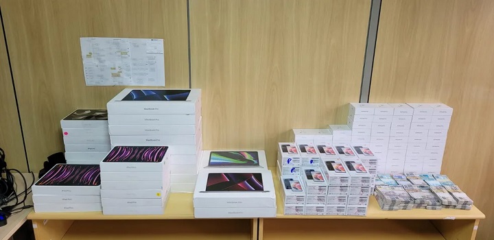 FOTOS: Operação contra policiais rodoviários federais apreende R$ 400 mil, dezenas de celulares, tablets e computadores no Paraná