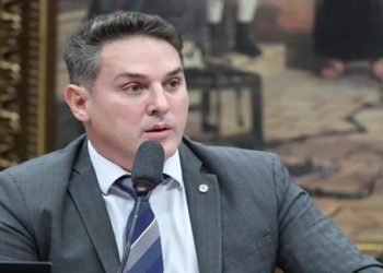 Presidente da CPI do MST ataca deputada do PSOL em bate-boca: “Quer um remédio ou um hambúrguer?”