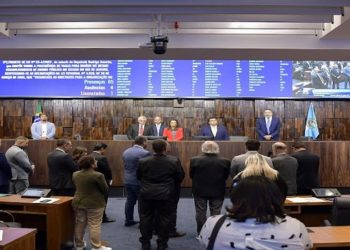 DEPUTADOS DA ALERJ PRESTAM HOMENAGEM A FRANCISCO DORNELLES