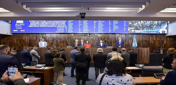 DEPUTADOS DA ALERJ PRESTAM HOMENAGEM A FRANCISCO DORNELLES