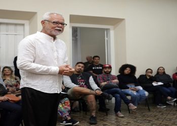 Teatro de Bolso recebe espetáculo de Artur Gomes de sexta-feira a domingo
