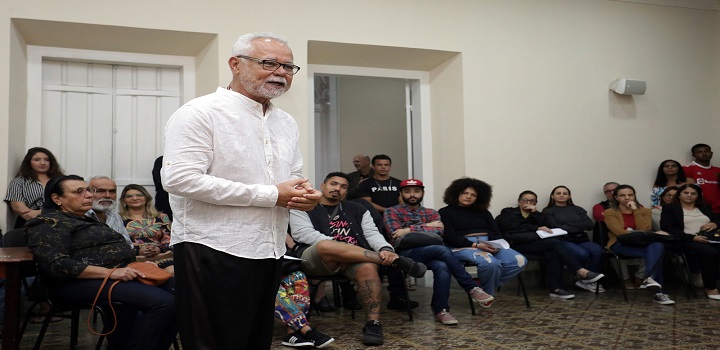 Teatro de Bolso recebe espetáculo de Artur Gomes de sexta-feira a domingo