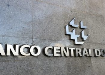 Contas externas do Brasil registraram déficit de US$ 4,7 bilhões em agosto, menor que em 2024. No acumulado de 2025, porém, saldo negativo já chega a US$ 46,8 bilhões, o maior desde 2015.
