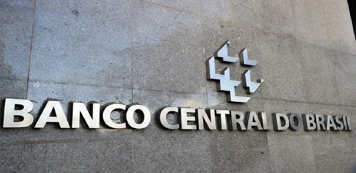 Contas externas do Brasil registraram déficit de US$ 4,7 bilhões em agosto, menor que em 2024. No acumulado de 2025, porém, saldo negativo já chega a US$ 46,8 bilhões, o maior desde 2015.