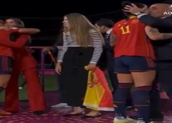 Ministro do Esporte da Espanha diz que beijo de dirigente em Hermoso é "inaceitável"