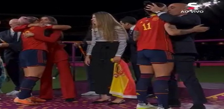 Ministro do Esporte da Espanha diz que beijo de dirigente em Hermoso é "inaceitável"