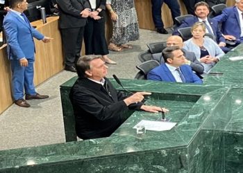 'Sei dos riscos que corro em solo brasileiro', diz Bolsonaro durante homenagem em Goiânia