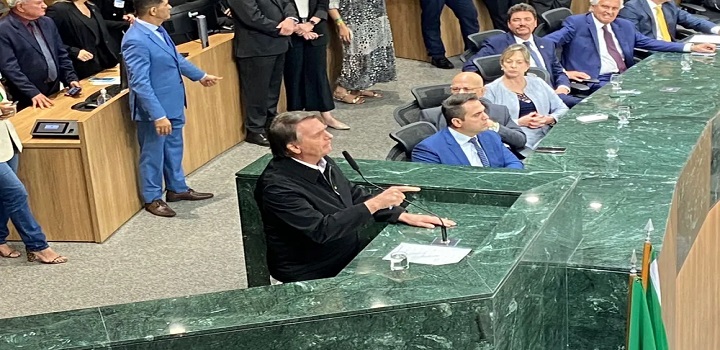 'Sei dos riscos que corro em solo brasileiro', diz Bolsonaro durante homenagem em Goiânia