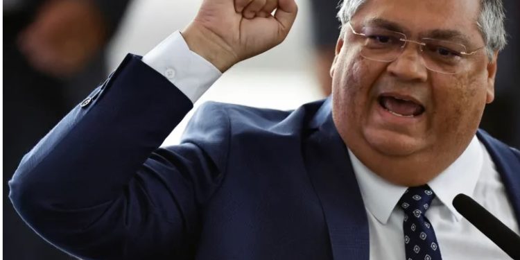 Dino assina demissão de 3 agentes da PRF que participaram da morte de Genivaldo Santos