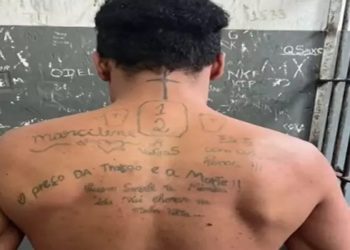 Tatuagem de homem preso por homicídio chama a atenção de policiais: 'Preço da traição é morte'