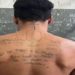 Tatuagem de homem preso por homicídio chama a atenção de policiais: 'Preço da traição é morte'