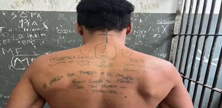 Tatuagem de homem preso por homicídio chama a atenção de policiais: 'Preço da traição é morte'