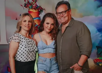 Pais de Larissa Manoela colocam mansão da filha à venda por R$ 10 milhões