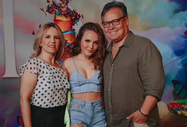 Pais de Larissa Manoela colocam mansão da filha à venda por R$ 10 milhões