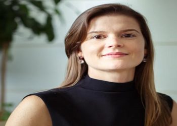 Quem é a mãe do filho de Carlos Bolsonaro, indicada por Tarcísio para cargo com salário de R$ 43 mil nos EUA