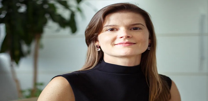Quem é a mãe do filho de Carlos Bolsonaro, indicada por Tarcísio para cargo com salário de R$ 43 mil nos EUA