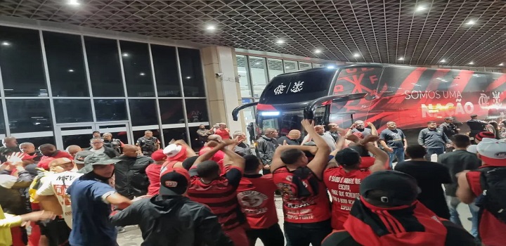 torcida do flamengo protesta
